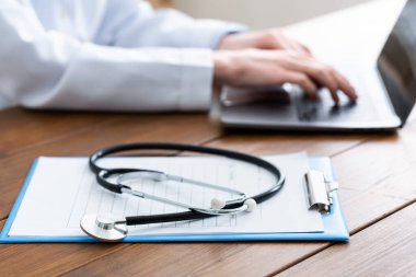 Hasta sorularına çevrimiçi cevaplar. Dizüstü bilgisayarda yazan kadın doktorun elleri.