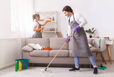 İkametgah Temizlik Hizmetleri. Bir kaç yetenekli temizlikçi apartmanı temizliyor.