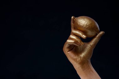 Meyveli yaratıcı kavram. Elinde altın limon