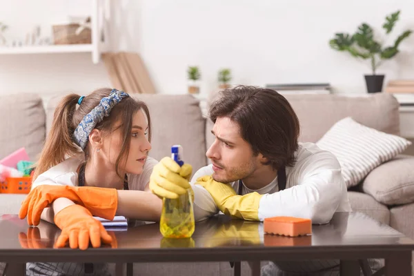 Cansado de limpar. casal inclinado na mesa exausto depois de amarração até apartamento — Fotografia de Stock