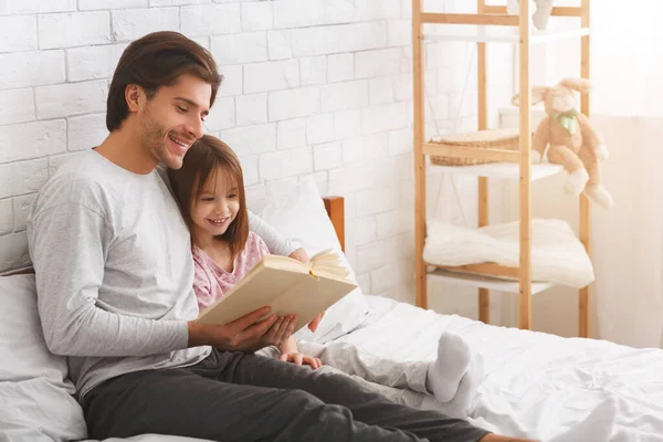 Glada familj far och dotter tillbringa tid tillsammans — Stockfoto