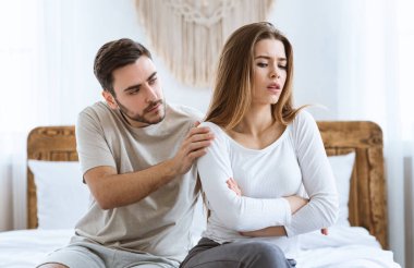 Adam yatak odasında yaralı bir kadını teselli ediyor..