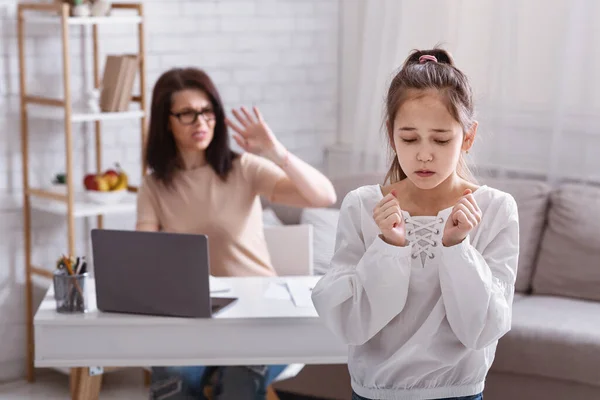 Quédate en casa problemas familiares. Negocio mamá gritando a su hija frustrada durante su trabajo en casa oficina — Foto de Stock