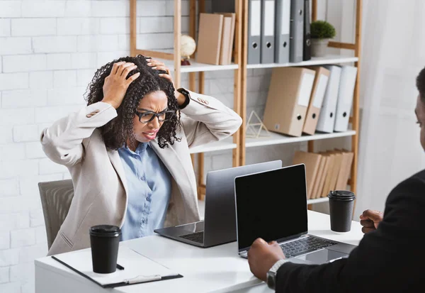 Stresszes fiatal nő megállapítás hiba, túlóra vagy kihagyott határidő irodában — Stock Fotó