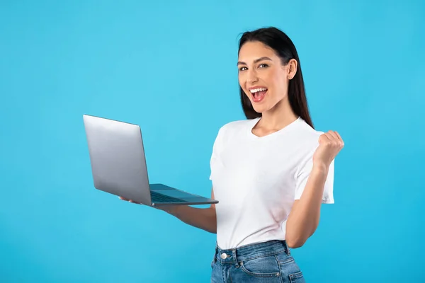Ενθουσιασμένη γυναίκα υπάλληλος αισθάνεται εκστατική εκμετάλλευση laptop — Φωτογραφία Αρχείου