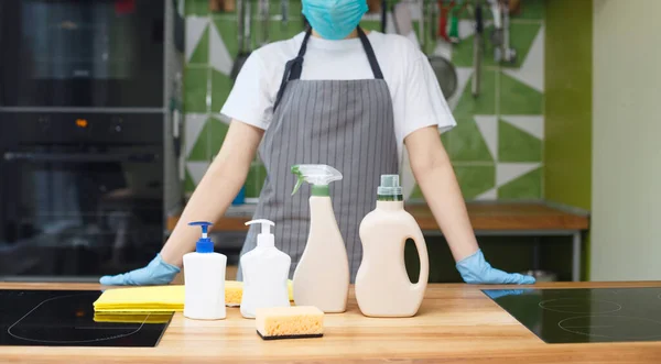 Donna irriconoscibile che suggerisce di utilizzare detergenti disinfettanti sicuri e puliti — Foto Stock