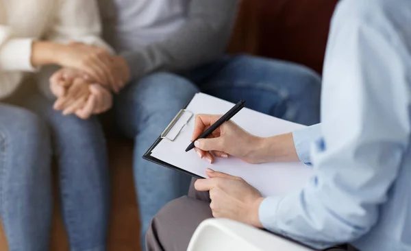 Terapeuta Marital Tomando Notas Hablando con Pareja En Oficina, Cultivado —  Fotos de Stock