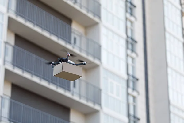Σύγχρονα ρομπότ quadrocopter παράδοση πακέτων, θολή πόλη, αντίγραφο χώρου — Φωτογραφία Αρχείου