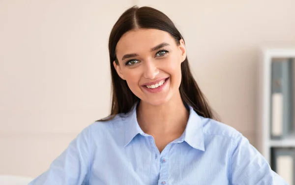 Young Businesswoman Smiling To Camera Posing At Workplace In Office — Stock Photo, Image