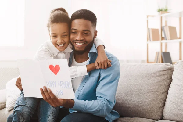 Ganska afro flicka gratulera pappa med fäder dag — Stockfoto