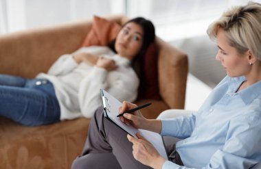 Psikolog, Ofiste Koltukta Yatan Kadın Hastayı Dinliyor