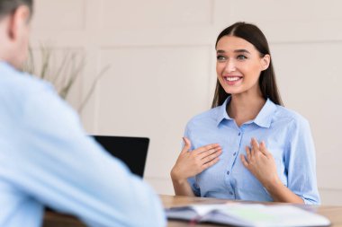 Modern Ofiste İK-Müdürü ile İş Görüşmesi Yapan Kadın