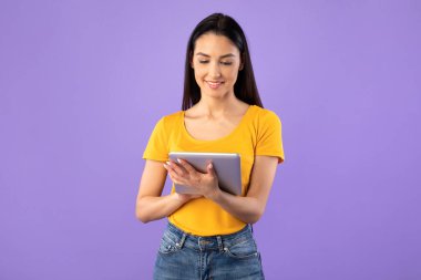 Stüdyoda dijital tablet kullanan mutlu kız