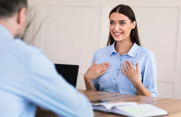 Jonge vrouw in gesprek met HR-manager op zoek naar werk zit in Office — Stockfoto