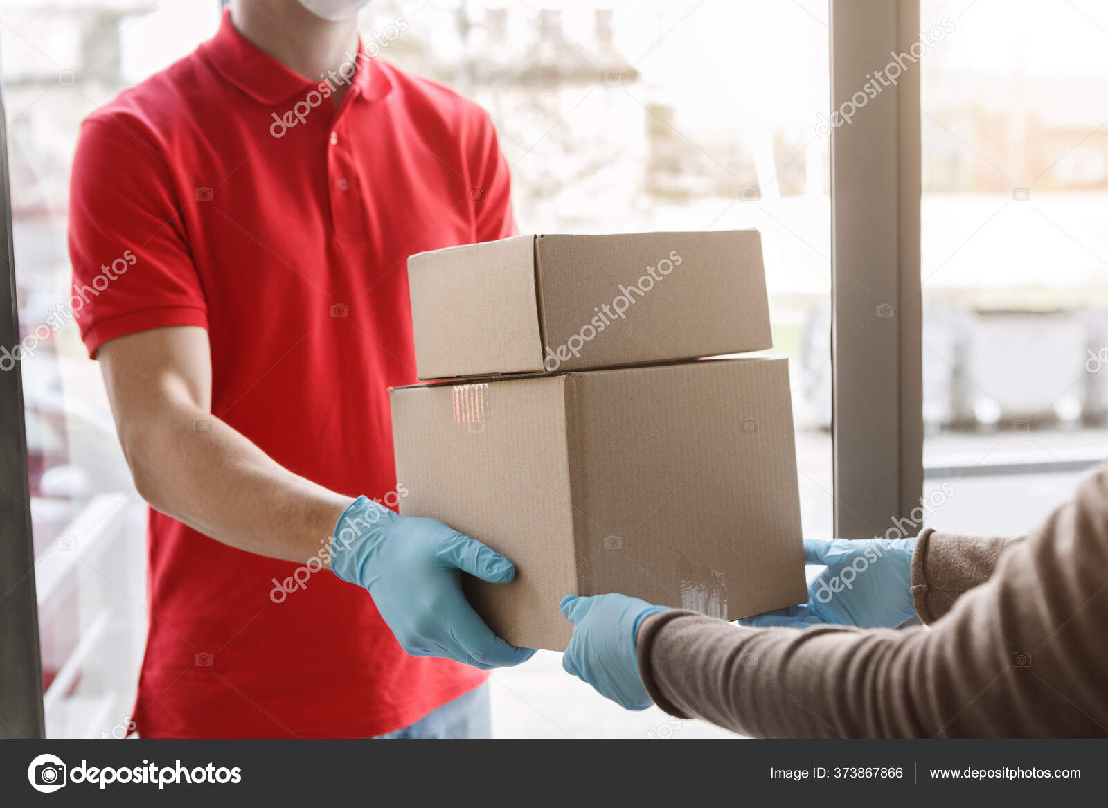 https://st3.depositphotos.com/4218696/37386/i/1600/depositphotos_373867866-stock-photo-courier-delivers-packages-in-medical.jpg