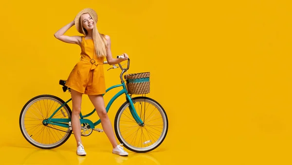 Planos de Verão. Pensivo bonito adolescente menina de pé ao lado de bicicleta vintage — Fotografia de Stock