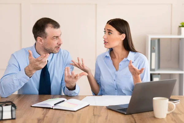 Affärsman och affärskvinna prata diskutera affärsprojekt i moderna kontor — Stockfoto