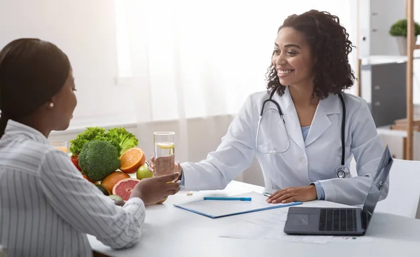 Mulher negra nutricionista consultar paciente, usando laptop — Fotografia de Stock