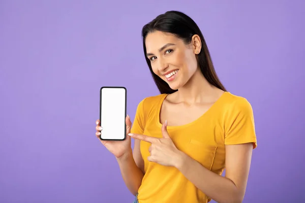 Девушка показывает белый чистый экран мобильного телефона — стоковое фото