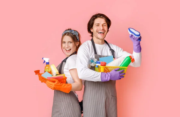 Portret van positieve professionele schoonmakers team met huishoudelijke benodigdheden in handen — Stockfoto