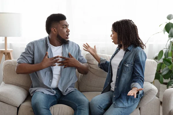Eifersüchtige afrikanische Ehefrau beschuldigt Ehemann bei Streit zu Hause wegen Untreue — Stockfoto