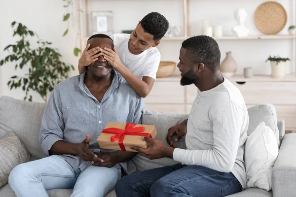 Abuelos Cumpleaños. maduro negro hombre y su hijo felicitando abuelo — Foto de Stock