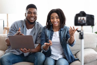 Blogger Ailesi. Nüfuzlu bir çift evdeki blogları için video kaydediyor