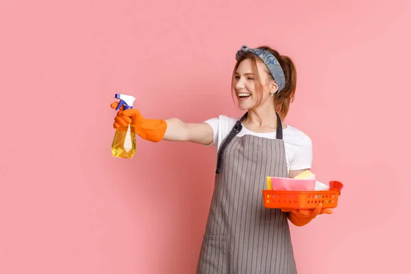 A guardia della pulizia. Cherful casalinga scherzosamente mirando con spruzzatore detergente — Foto Stock