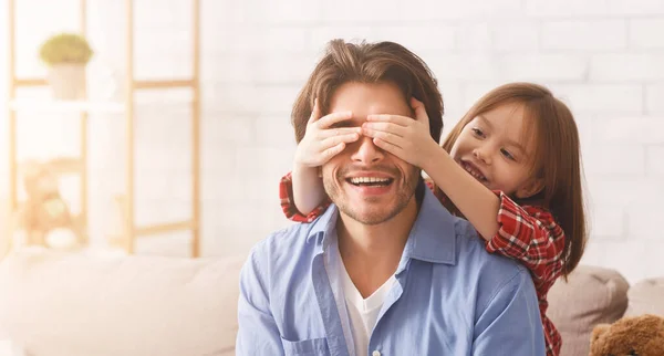 Doce menina cobrindo seus olhos de pai — Fotografia de Stock