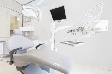 Diş odasının içi boş, dişçi dolabı boş.