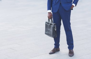 Tanımlanamayan Siyah İş Adamı Evrak Çantası Tutuyor, Kırpılmış