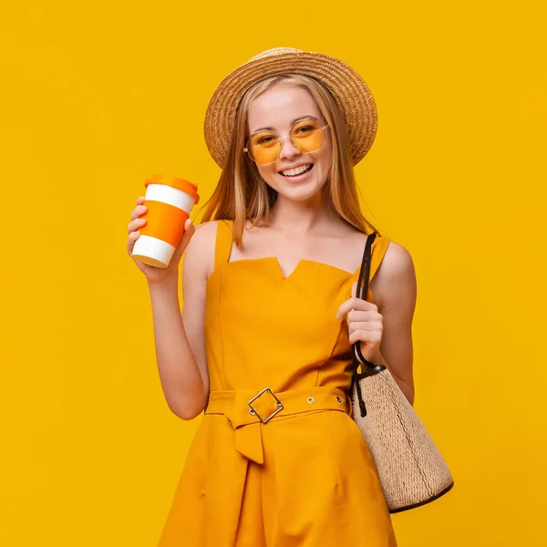 Stile estivo. Bella giovanissima ragazza in cappello e occhiali da sole holding take away drink — Foto Stock