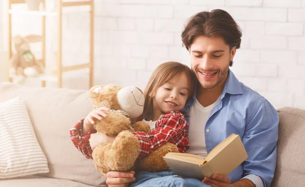 Jovem pai lendo contos de fadas para sua filha — Fotografia de Stock