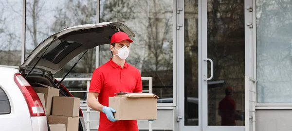 Corriere scarica di pacco auto, vicino all'ingresso della casa, panorama — Foto Stock