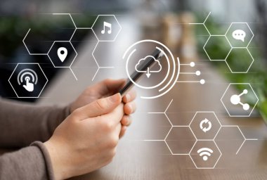 Sosyal ağdaki takipçilerle sohbet eden kadın blogcuların kapatılması, sanal ekrandaki simgelerle kolaj