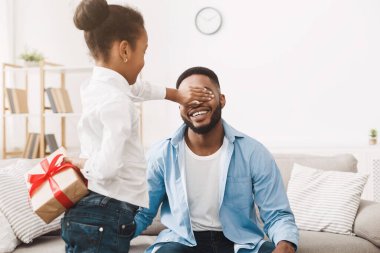 Babam için hediye. Baba için sürpriz yapan kız çocuğu
