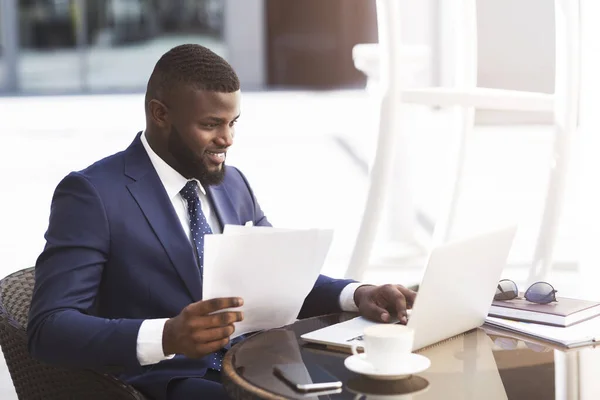 Hombre de negocios usando el ordenador portátil de trabajo sentado en el café en la ciudad — Foto de Stock