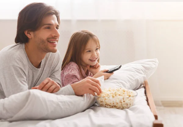 Família feliz de dois assistindo filmes, comendo pipocas — Fotografia de Stock