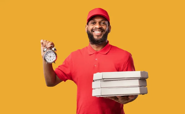 Kurir leverera Pizza On-Time Holding Lådor och klocka, gul bakgrund — Stockfoto
