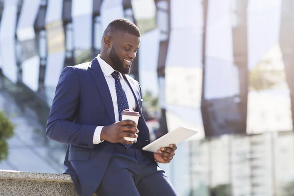 Pozytywne Businessman Korzystanie z tabletu podczas przerwy na kawę w mieście — Zdjęcie stockowe