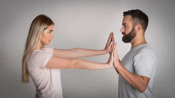 Opór wobec tyranii. Dziewczyna odpycha się dłońmi mężczyzna twierdząc do jej przestrzeni osobistej — Zdjęcie stockowe