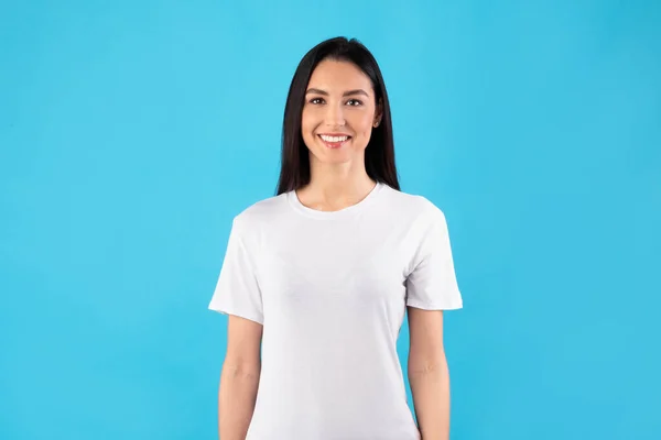 Mulher feliz posando e olhando para a câmera — Fotografia de Stock