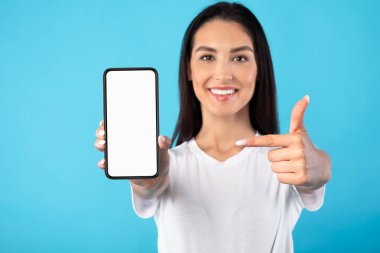 Beyaz boş cep telefonu ekranı gösteren kız