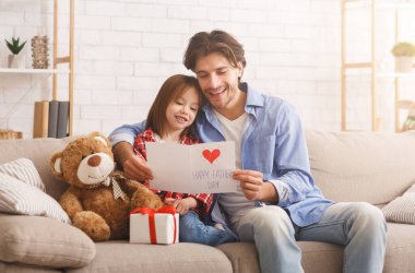 Sevgili küçük kız ve babası birlikte Babalar Günü 'nü kutluyorlar.