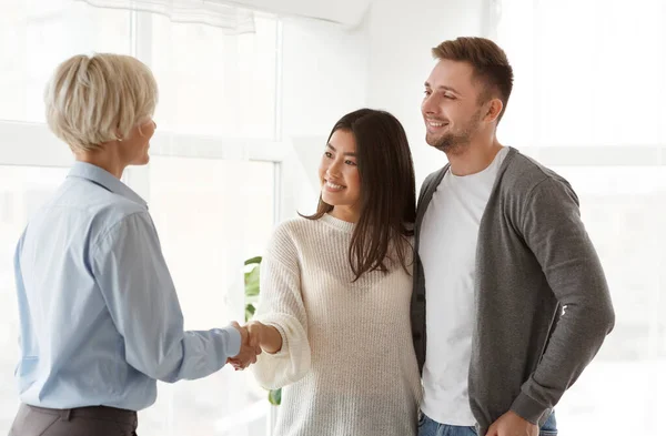 Psycholoog hand schudden met gelukkig paar na therapie Staande in Office — Stockfoto