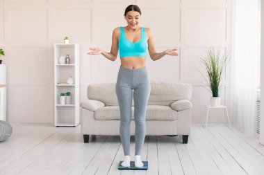 Heyecanlı Sıska Kız kendini tartıyor evde zayıflıyor