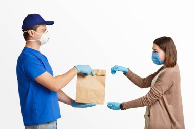Beyaz arka planda izole edilmiş koruyucu maskeli ve lastik eldivenli teslimatçı ve müşteri