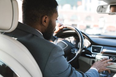 Tanınmayan İş Adamı Düğme Deneme Aracı Sürüyor ve Basıyor