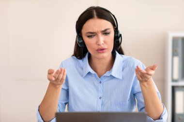 Çağrı Merkezindeki Müşteri ile Hattı Operatörünün Konuşmasına Yardım Et