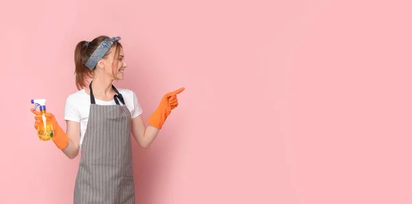 Spring Cleaning Offer. Professional Housemaid In Apron Pointing At Copy Space — Stock Photo, Image